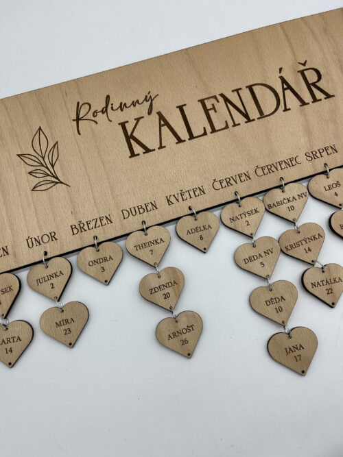 Dřevěný rodinný kalendář na zeď se jmény