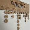 dreveny-rodinny-kalendar-na-zed.jpg Dřevěný rodinný kalendář na zeď se jmény