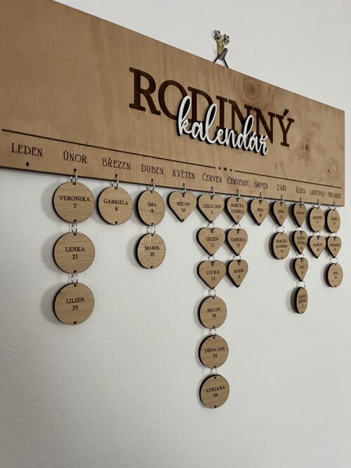 dreveny-rodinny-kalendar-na-zed.jpg Dřevěný rodinný kalendář na zeď se jmény