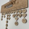 dreveny-rodinny-kalendar-na-zed.jpg Dřevěný rodinný kalendář na zeď se jmény