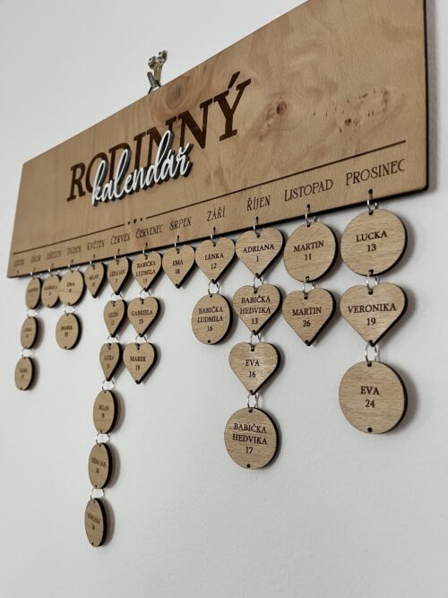 dreveny-rodinny-kalendar-na-zed.jpg Dřevěný rodinný kalendář na zeď se jmény