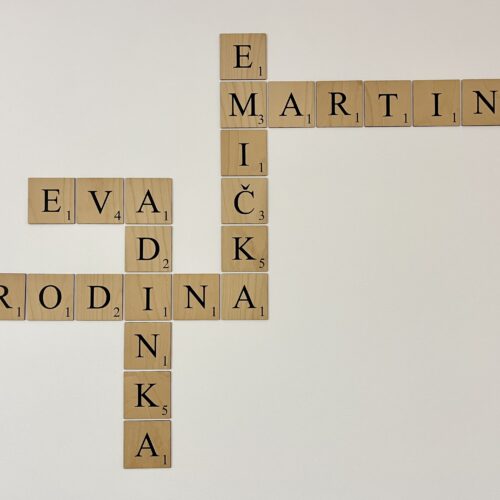 drevena-pismena-na-zed-scrabble-styl.jpg Dřevěná písmena na zeď inspirovaná deskovou hrou